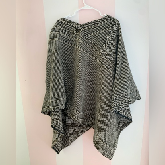 Handwoven Wool Poncho - Picture 3 of 4